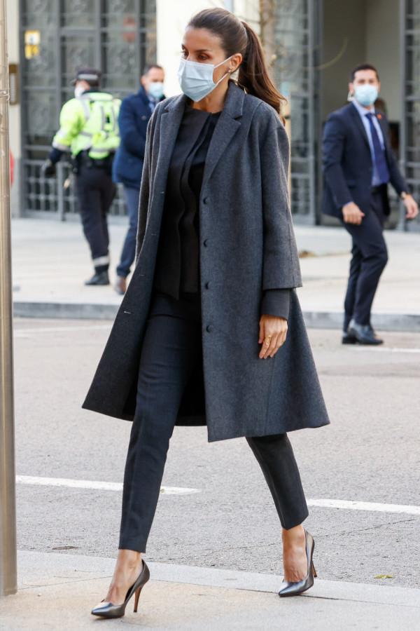 降溫怎麼穿搭?西班牙王后抗凍有一套,時尚並不意味著一定露腿 降溫怎麼穿搭?西班牙王后抗凍有一套,時尚並不意味著一定露腿