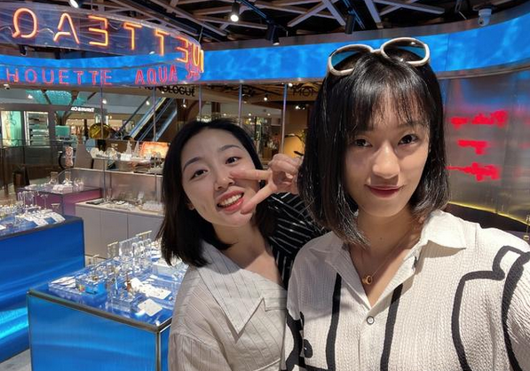 姚迪逛商場偶遇老隊友，二人同框合影，笑容甜美臉頰酒窩太搶鏡