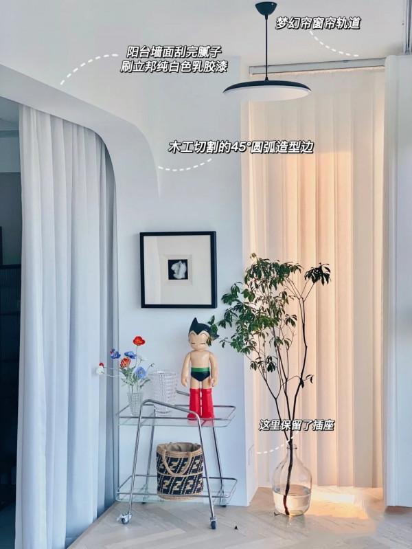 同樣陽臺納入室內，他家就格外優秀，靠著落地窗，區域性抬升做地臺