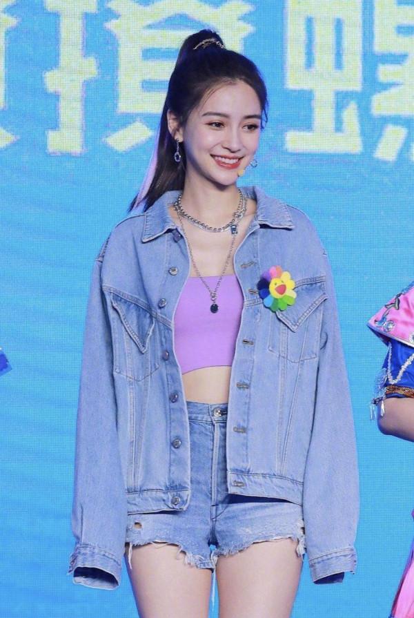 馬麗穿牛仔外套配破洞牛仔褲，盡顯隨性美，簡直就是時髦精本精了