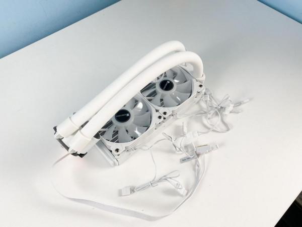 打造清爽桌面，嘗試組裝全白色幻彩小機箱，既簡單也不簡單