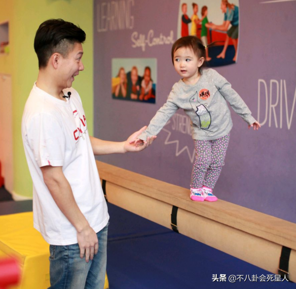 《爸回》8個萌娃顏值差異大：奧莉變成大方臉，嗯哼帥到能當明星