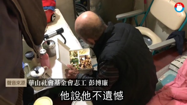 “下流老人”蝸居2㎡，撿垃圾做傢俱：我有兒有女，但老無所依