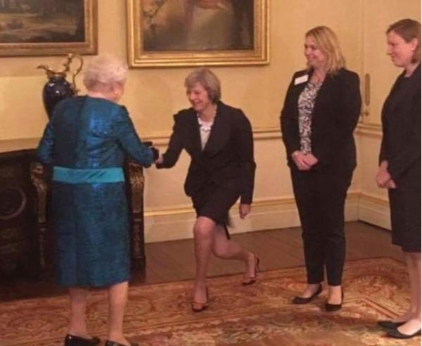 為什麼泰國人見到王室成員要下跪 為什麼泰國人見到王室成員要下跪