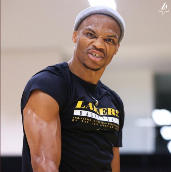 湖人再曬威少與詹姆斯訓練照 威少繼續戴帽&amp;濃眉不見蹤影