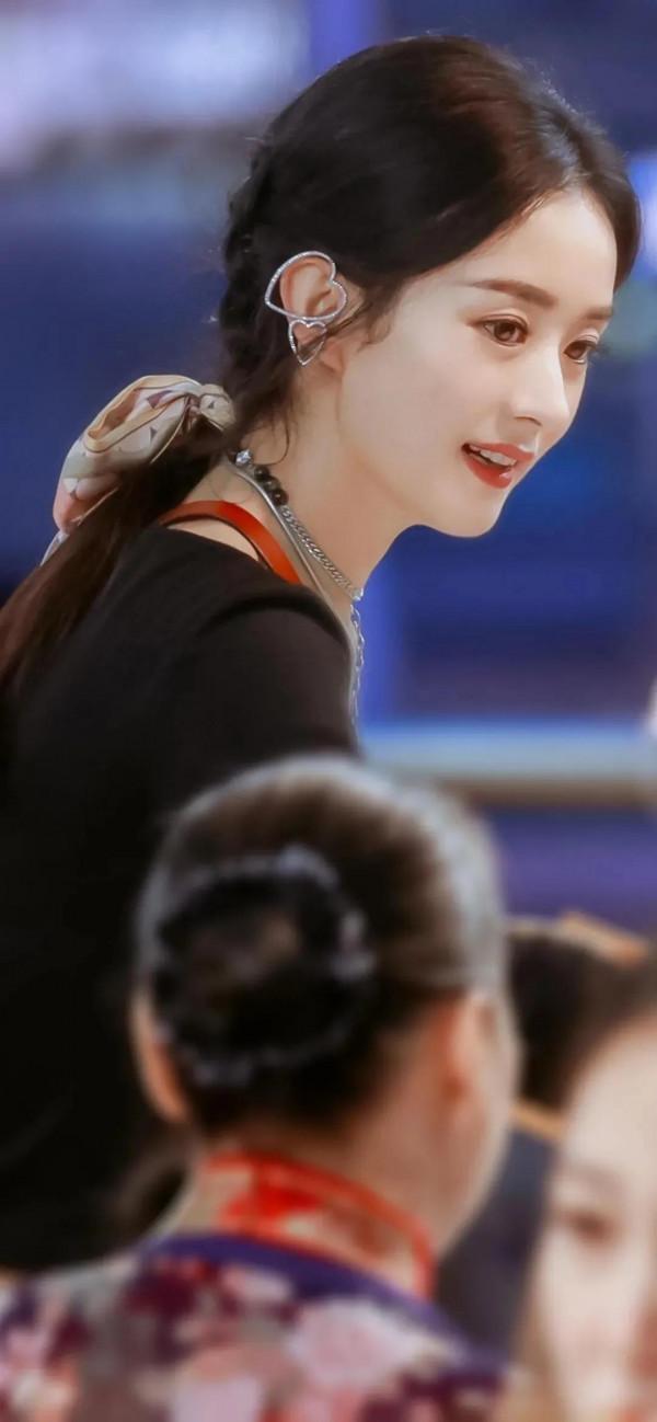 趙麗穎甜美全面屏桌布