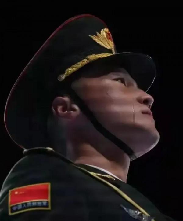 使命扛在肩上拿起國家旗幟的人民解放軍