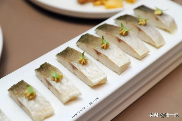 10人消費將近4000元，鮮松茸、大黃魚、羅氏蝦、私房牛肉都不錯