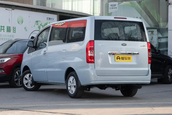 8&period;28萬的國產MPV，軸距2810mm，配備1&period;8L發動機&plus;5擋手動變速箱