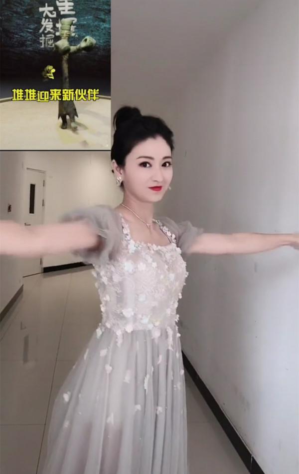 38歲沈眉莊斕曦跳舞!模仿三星堆像廣播體操,自嘲有點對不起舞蹈 38歲沈眉莊斕曦跳舞!模仿三星堆像廣播體操,自嘲有點對不起舞蹈