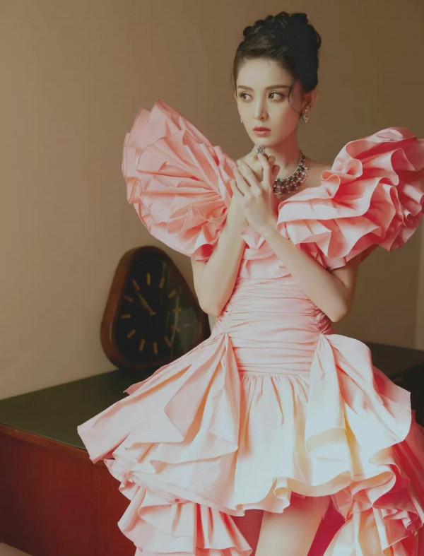 85花盛典同臺爭豔！楊冪接連換三套服裝，劉詩詩、唐嫣緊隨其後