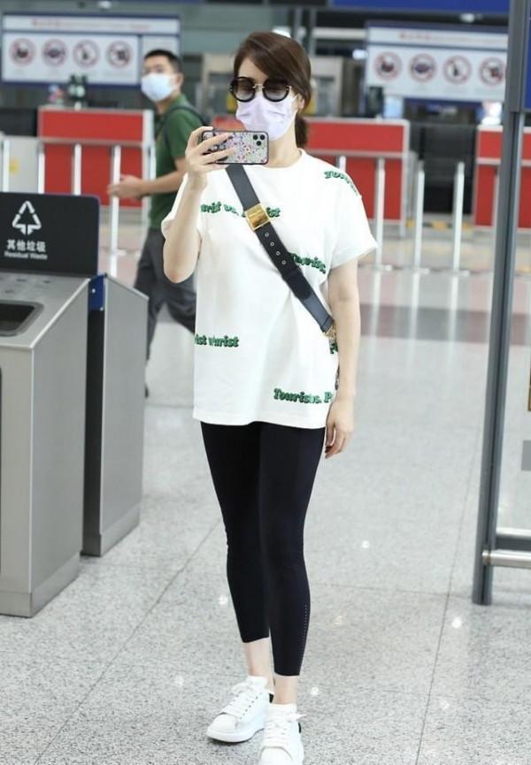 左小青孩子都10歲了,可打扮得還挺嬌俏,羊羔毛配瑜伽褲太稚嫩 左小青孩子都10歲了,可打扮得還挺嬌俏,羊羔毛配瑜伽褲太稚嫩