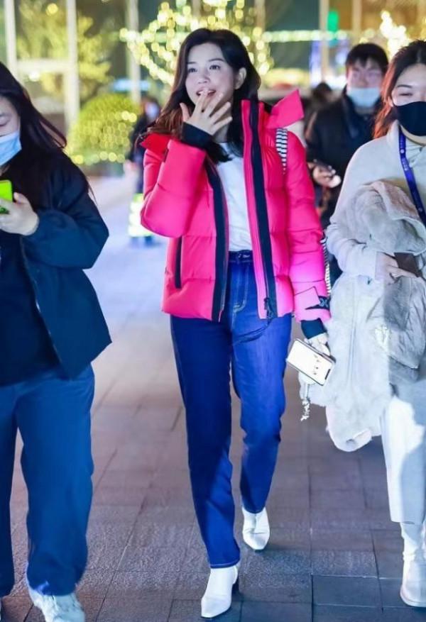 陳妍希新年開工首秀，紅色羽絨服保暖又吸睛，中長卷發洋氣又減齡