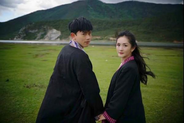 張傑夫婦結婚十週年太高調！曬情侶裝甜過偶像劇，謝娜竟美回巔峰