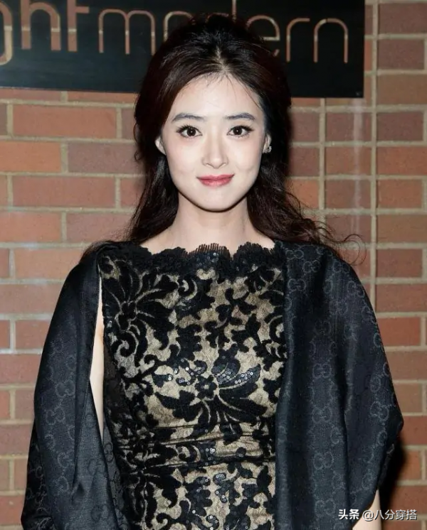 蔣欣瘦下來簡直太美了！穿黑裙配披風出鏡，同框曾黎都不輸