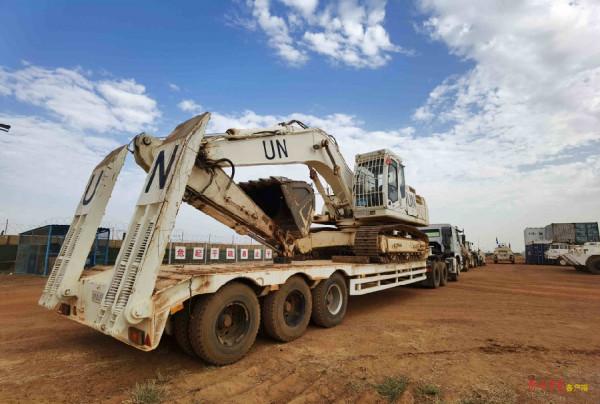 我第九批赴馬裡維和工兵分隊完成加奧超營主幹道修整任務