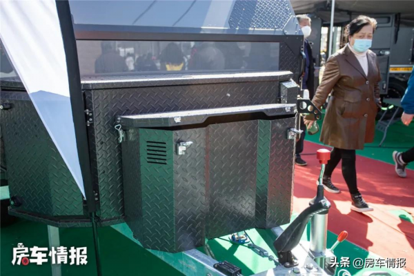 10.8萬的越野房車,能洗澡做飯適合2大1小,開門方式像戰車 10.8萬的越野房車,能洗澡做飯適合2大1小,開門方式像戰車