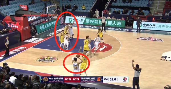 CBA球員執行絕殺戰術時出現混亂,投籃人被隊友撞到場外投出三不沾 CBA球員執行絕殺戰術時出現混亂,投籃人被隊友撞到場外投出三不沾