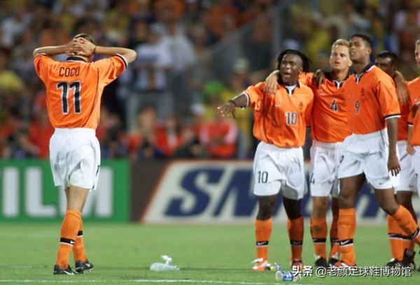 22歲兩奪歐冠，因荷蘭隊內訌失去皇馬主力位置，2400萬歐加盟國米