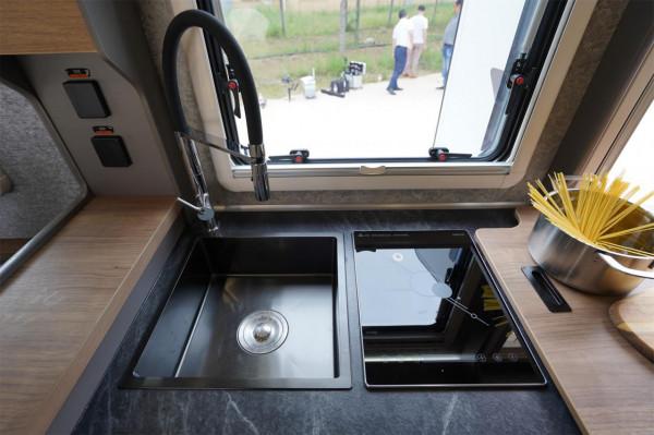 眾銳工設首款C型房車上市，隱藏式廚房觀景會客廳，設計獨具匠心
