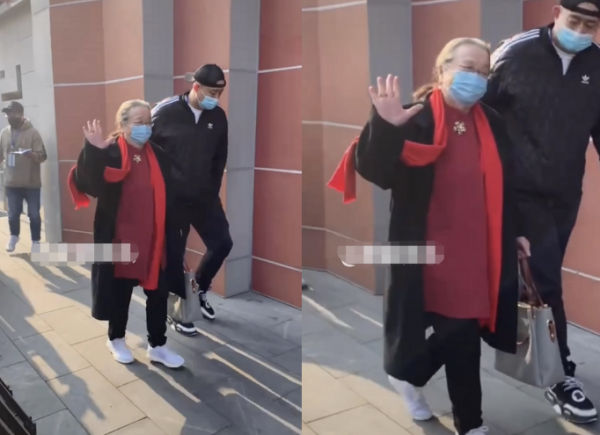 85歲李明啟現身春晚彩排！戴紅圍脖打扮樸素，歪頭打招呼好活潑