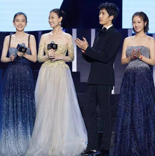 明星合照戲太多！被迫營業、尷尬假笑，演技都用這了？