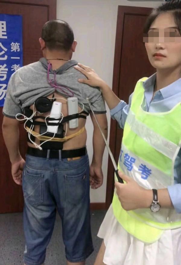 這張老照片只認得出成龍和賈玲，其他兩個是誰？