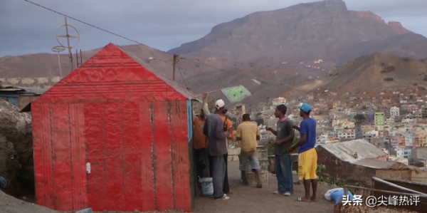 非洲父親花所有積蓄買25個鐵桶,為18歲兒子建了一間新房 非洲父親花所有積蓄買25個鐵桶,為18歲兒子建了一間新房