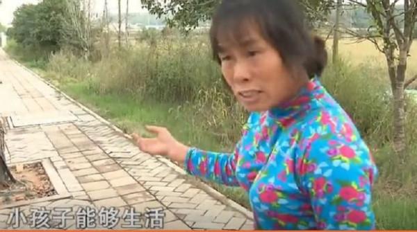 妻子在工地搬磚養活一家人，男人離家10年不管不顧，現又老又病希望得到家人照顧