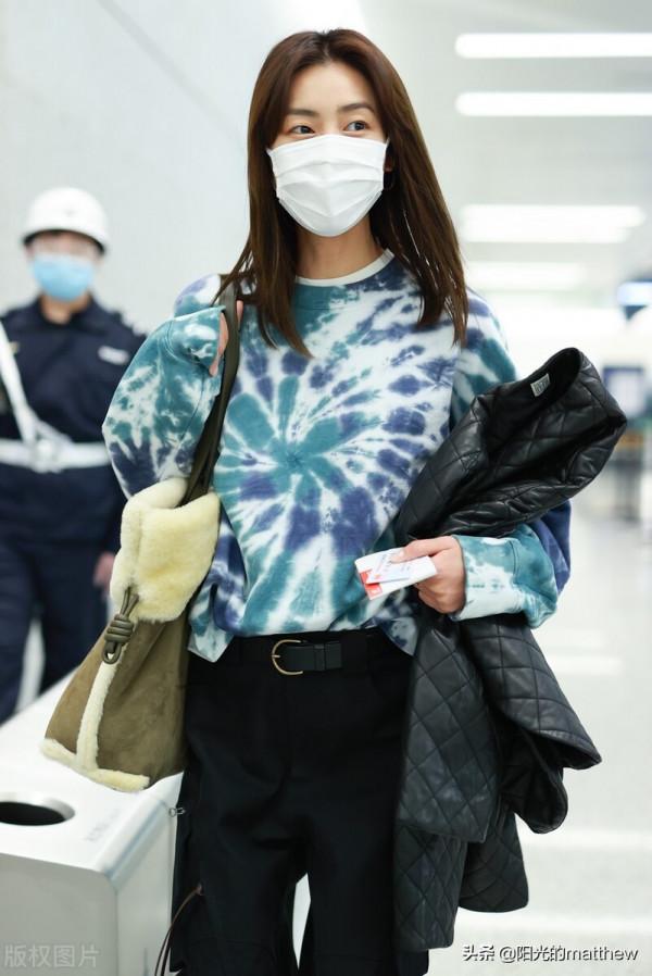 街拍：劉雯穿扎染衛衣配闊腿褲現身機場，模特大長腿風範超足