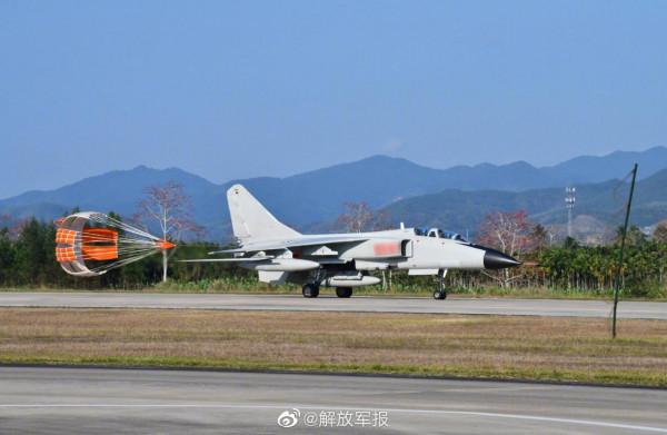 高畫質酷圖！看海軍戰機鏖戰雲端