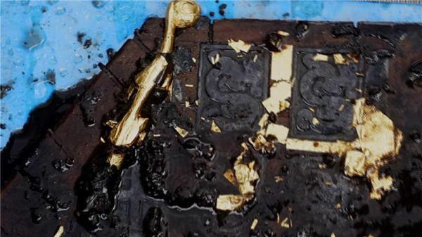 山東挖掘千年古墓，棺中積水清澈見底，墓主人全身漆黑，他是誰？