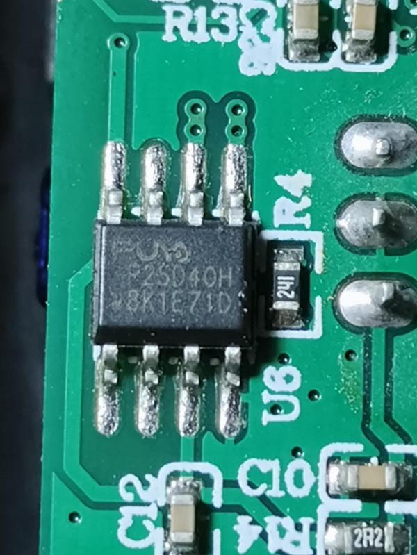 一部小小的移動音箱，內部結構簡單，功能強大齊全