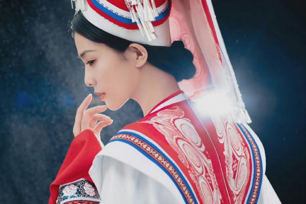 湖南臺春晚太牛了！舞臺造型徹底封神，白鹿穿一身民族風美開掛