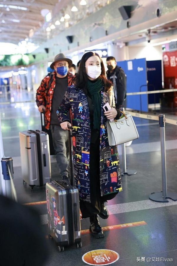 徐崢罕見攜嬌妻趕飛機，穿花夾克暴露肚腩，陶虹闊太似拎包很強勢