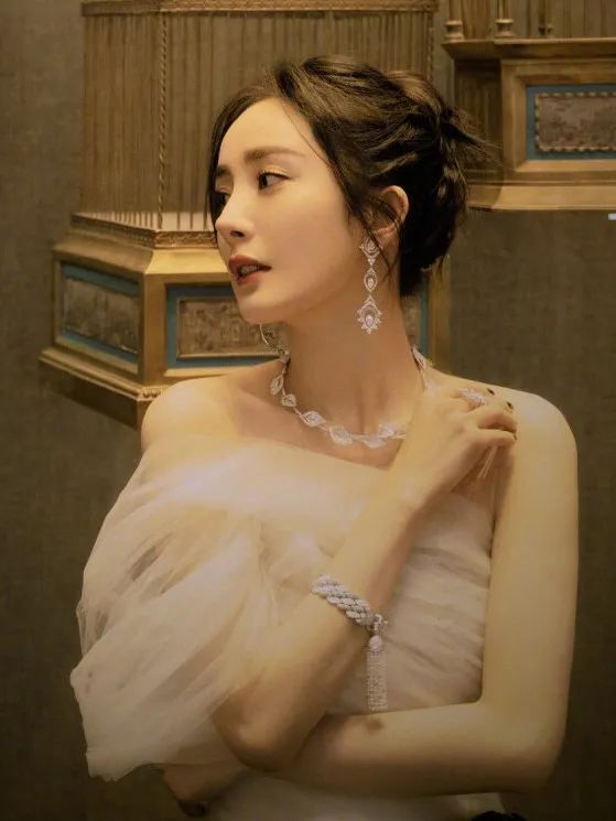 35歲楊冪道歉登上熱搜?其實,事情沒有那麼簡單 35歲楊冪道歉登上熱搜?其實,事情沒有那麼簡單