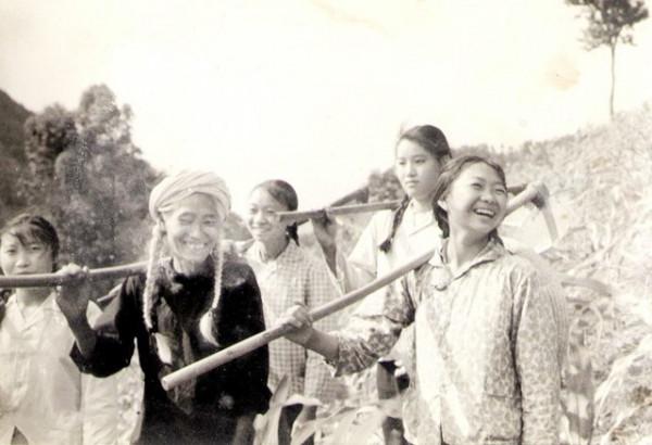 四川白毛女：深山孤苦17年，渾身赤裸當野人，下山後生下一兒一女