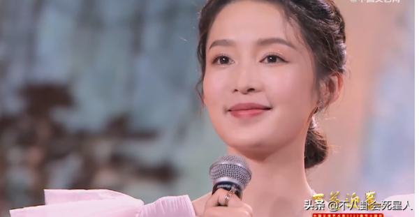 12位女星衛視春晚狀態！楊穎唐嫣美得亮眼，關曉彤大長腿厲害了