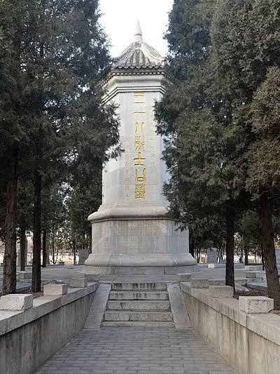 公園裡的紅色景點 | 三一八烈士墓