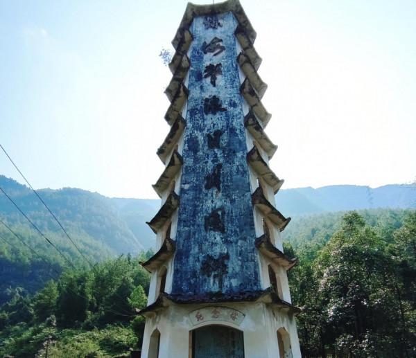 重慶忠縣有一個煤礦，曾經有上萬人生活，如今荒無人煙