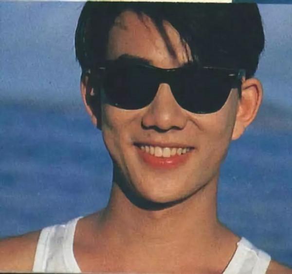 55歲任賢齊近照曝光,暴瘦34斤,穿樸素長衫,他到底經歷了什麼? 55歲任賢齊近照曝光,暴瘦34斤,穿樸素長衫,他到底經歷了什麼?