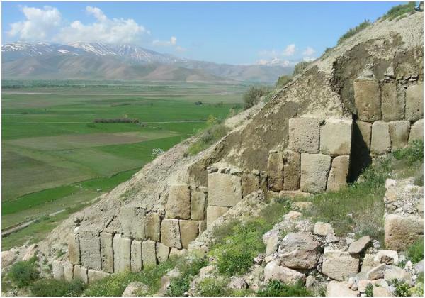 考古家在偏僻村莊,挖出一座古墓,3歲孩童手戴3000年前“龍鐲” 考古家在偏僻村莊,挖出一座古墓,3歲孩童手戴3000年前“龍鐲”