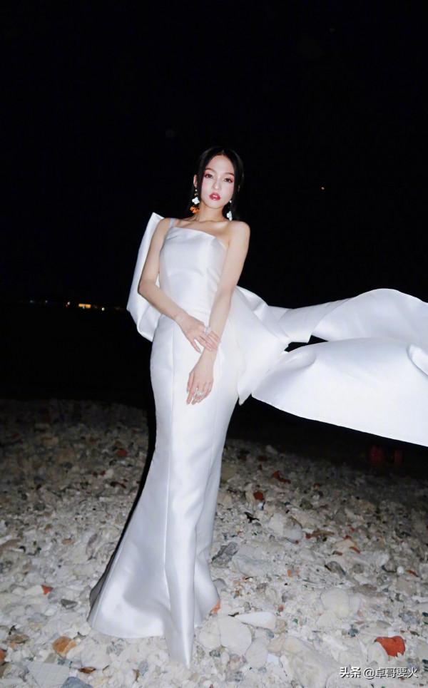 張韶涵真是人如其“樂”，穿純白色薄紗禮裙，都是那麼動人心絃
