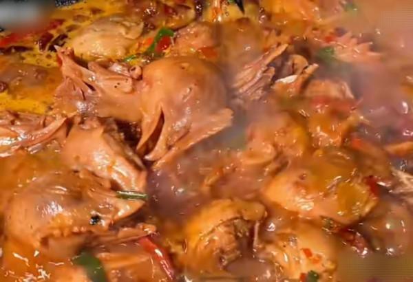 安徽大哥家裡開飯店，主打重口味美食，客人：這到底有沒有毒？