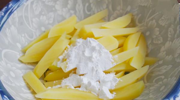 土豆切成條放冰箱裡，真厲害，老保姆的拿手絕活，端上桌就光碟