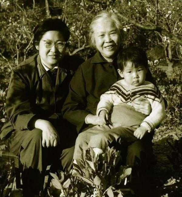 79年賀子珍進京向毛主席遺體三鞠躬，病逝後鄧小平親定其葬禮規格