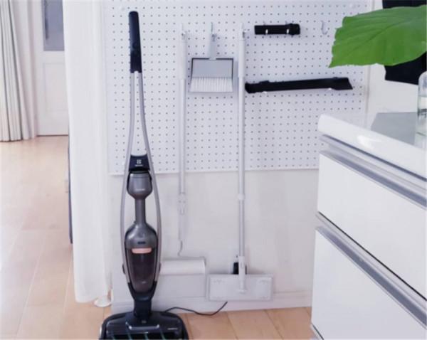 日本40歲主婦斷舍離上癮,家裡沙發桌子全都扔掉,只剩3把椅子? 日本40歲主婦斷舍離上癮,家裡沙發桌子全都扔掉,只剩3把椅子?