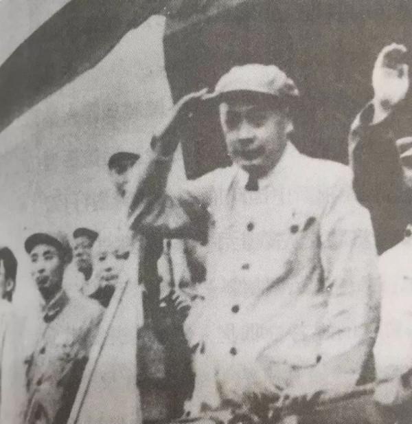 1949年解放上海，我黨定下3條規矩，一民警卻無視，陳毅如何處理