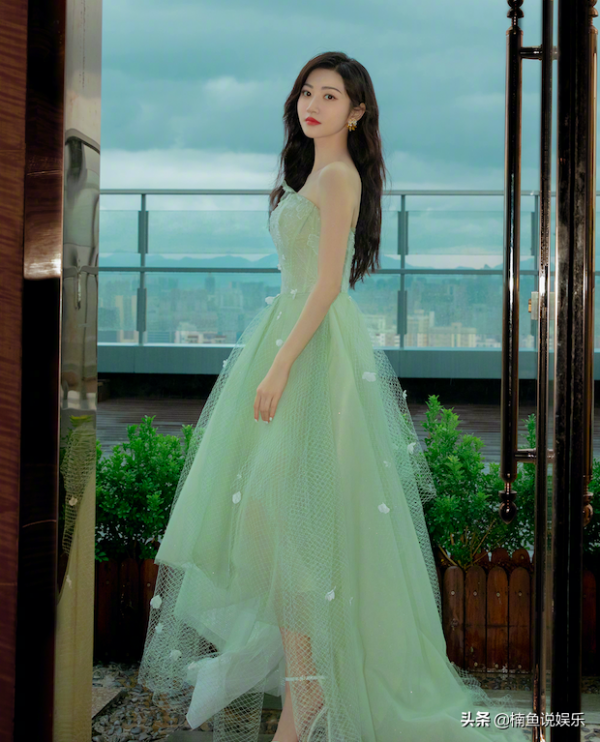 景甜每一次出場都很驚豔！雨中撐傘大秀香肩，穿綠紗裙好似花仙子