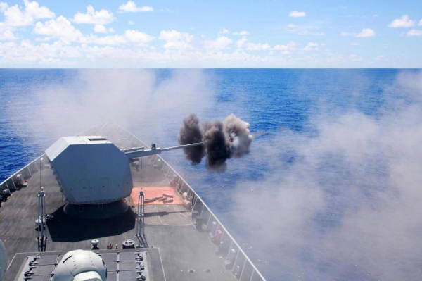 驅逐艦勝過巡洋艦，052D驅逐艦與瓦良格巡洋艦軍演，對比反差明顯